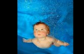 bébé sous l\'eau