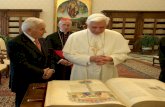 Foto consegna del facsimile a Papa Benedetto XVI